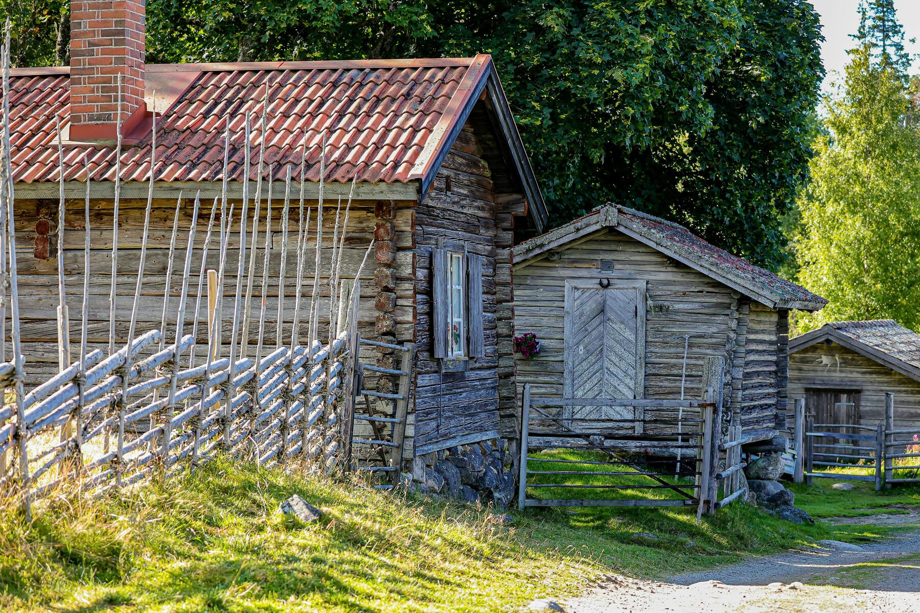 Bygg en traditionell gärdesgård med naturligt virke