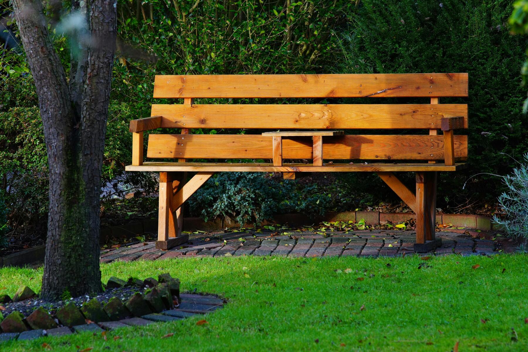 Bygg en hållbar och naturlig sittbänk av massivt trä
