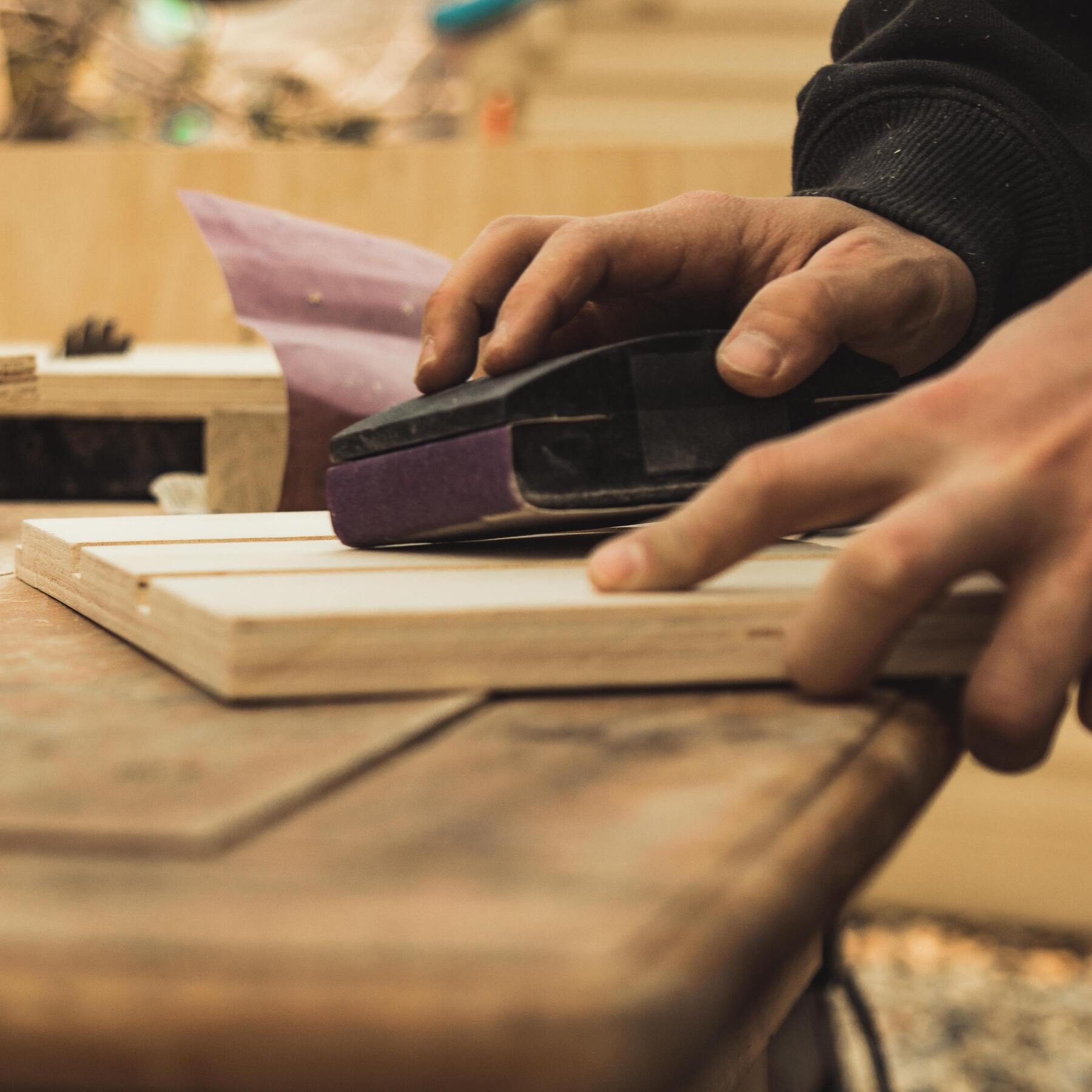 En hylla av plywood – starkt, tunt och smidigt