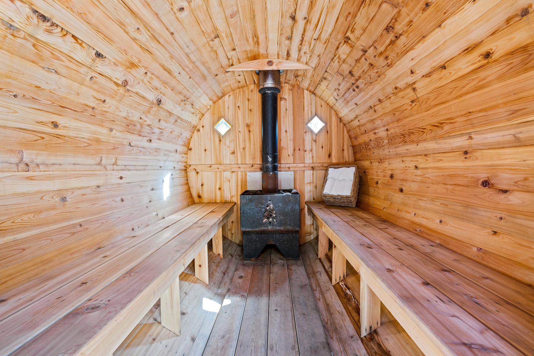 Tradition möter nutid: Bygga en ekologisk svensk vedeldad bastu